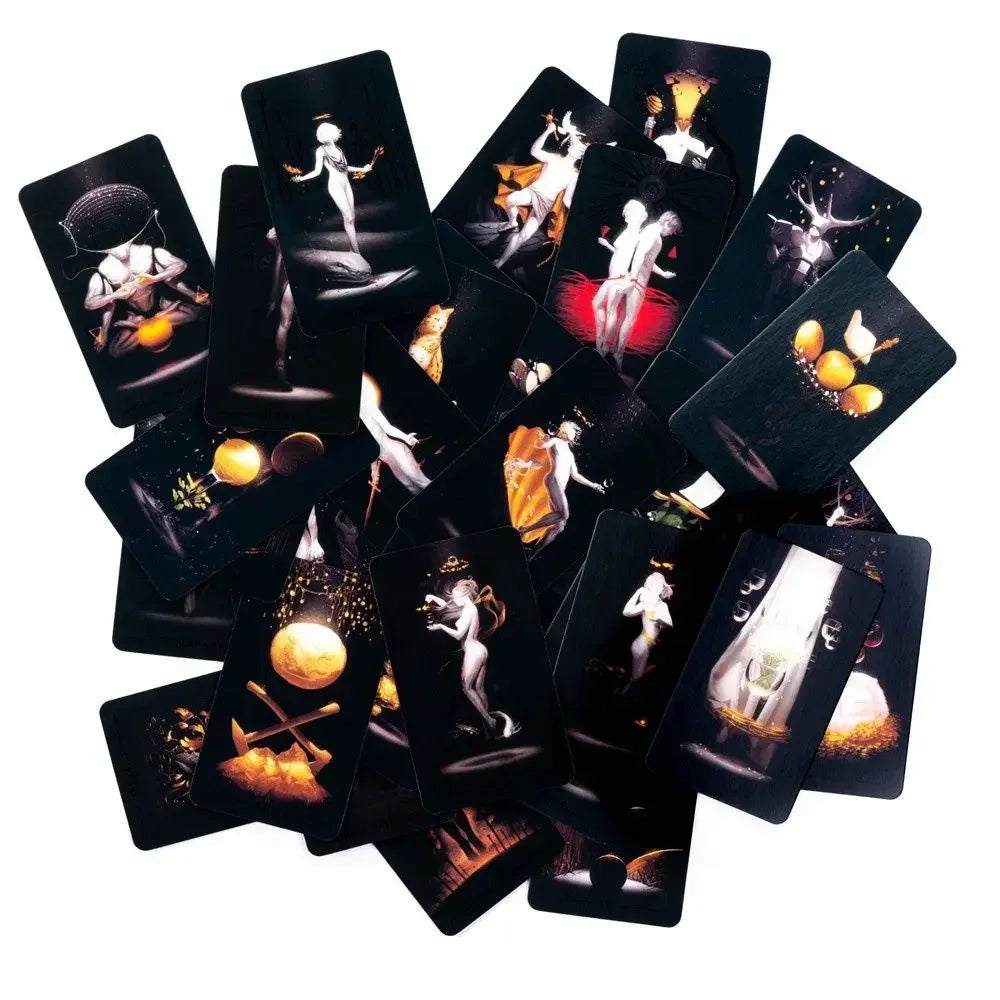 True Black Tarot – Jeu de 78 Cartes Noires Édition Anglaise (Notice PDF via QR Code)