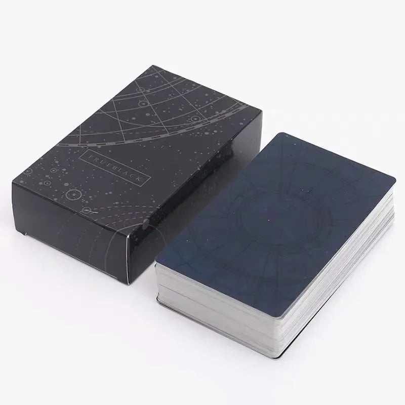 True Black Tarot – Jeu de 78 Cartes Noires Édition Anglaise (Notice PDF via QR Code)
