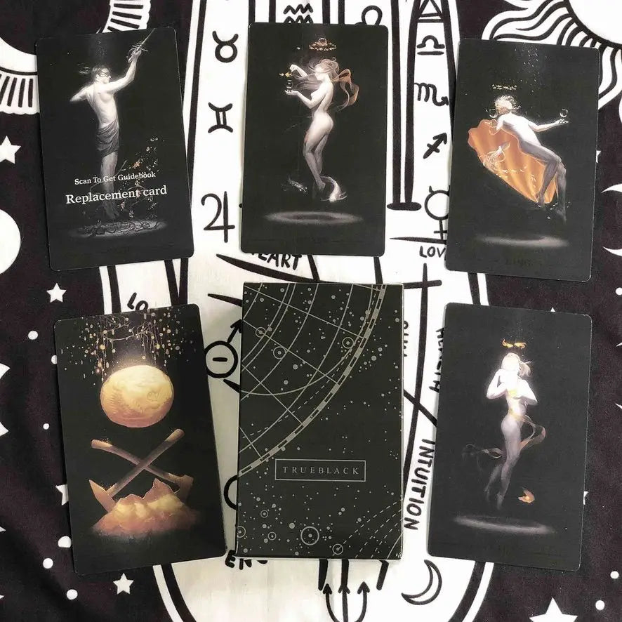 True Black Tarot – Jeu de 78 Cartes Noires Édition Anglaise (Notice PDF via QR Code)