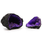 Géode de Calcite Colorée – Roche Noire & Cristaux Violet