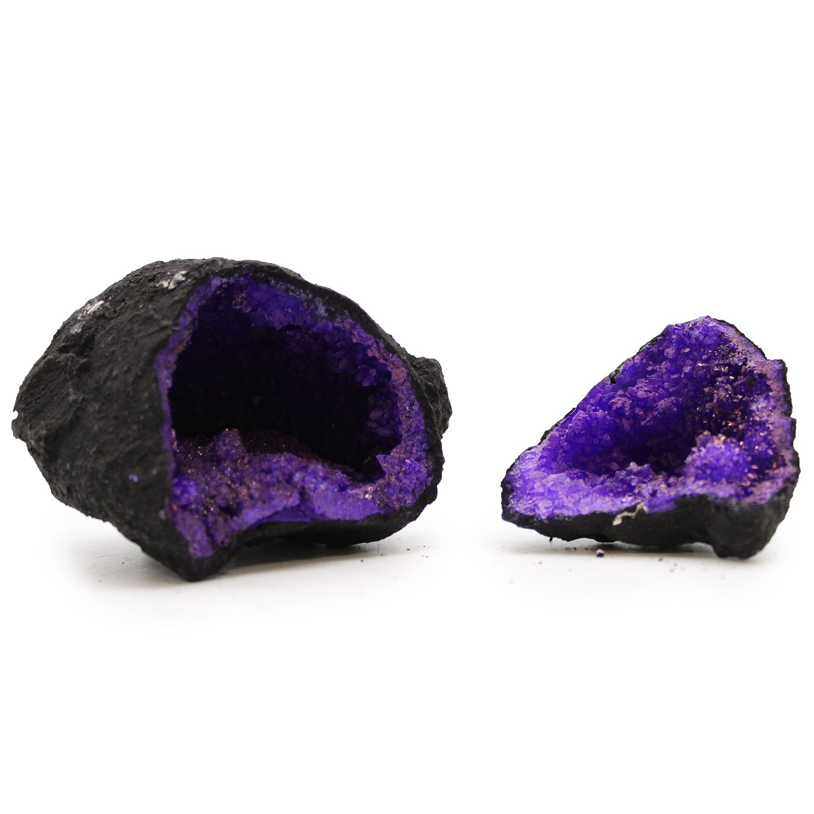 Géode de Calcite Colorée – Roche Noire & Cristaux Violet