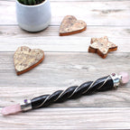 Baguette Torsadée Argent – Sphère de Quartz Rose