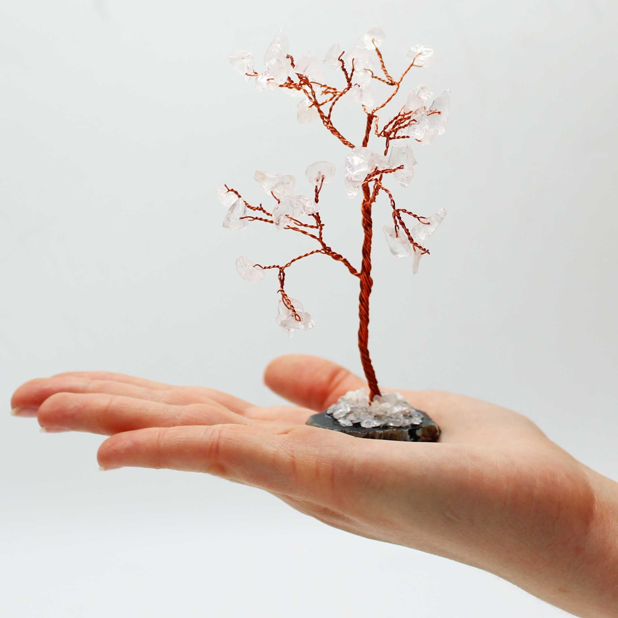 Arbre de Gemmes – Quartz Clair sur base en Agate Noire