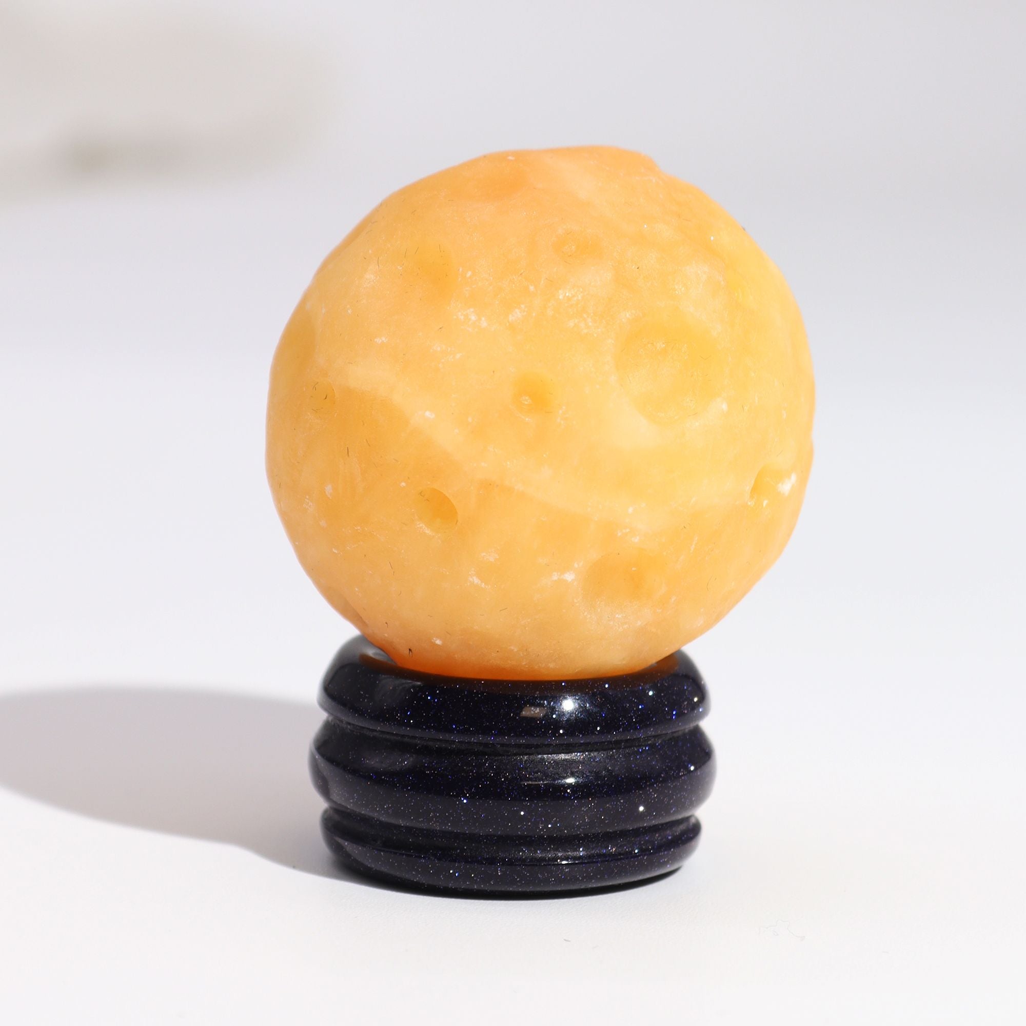 Sphère Jade Jaune – Planète Saturne – Sur Socle Solis Goldstone – 40 mm