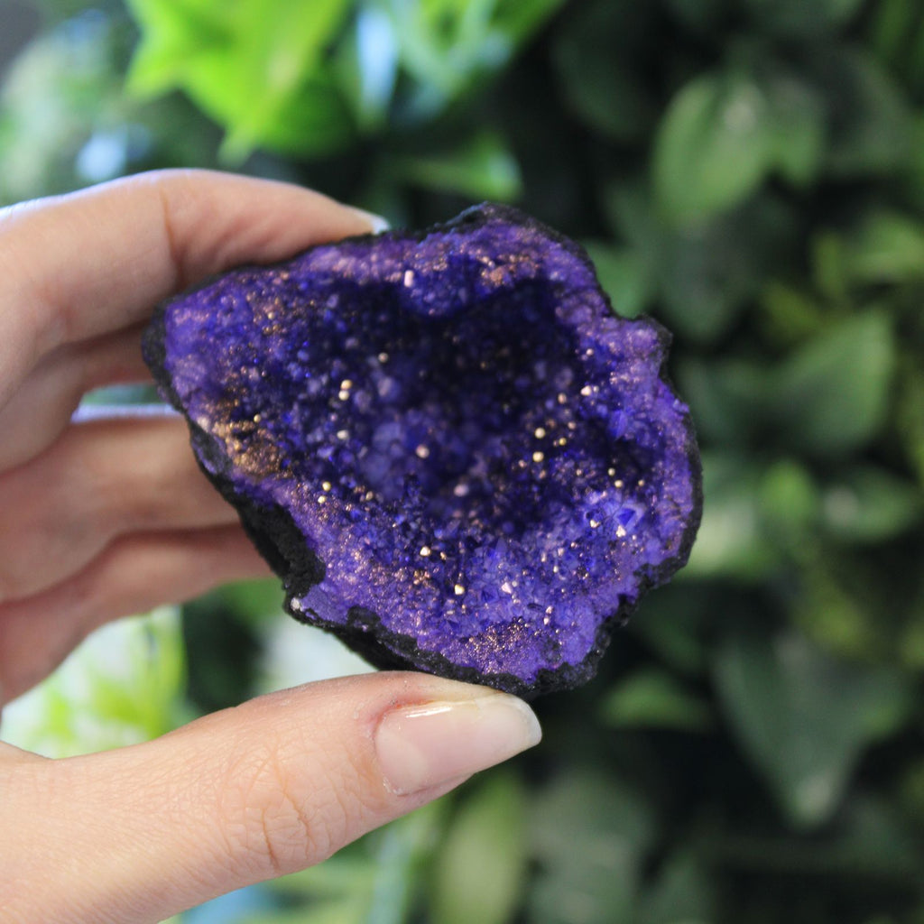 Géode de Calcite Colorée – Roche Noire & Bleu