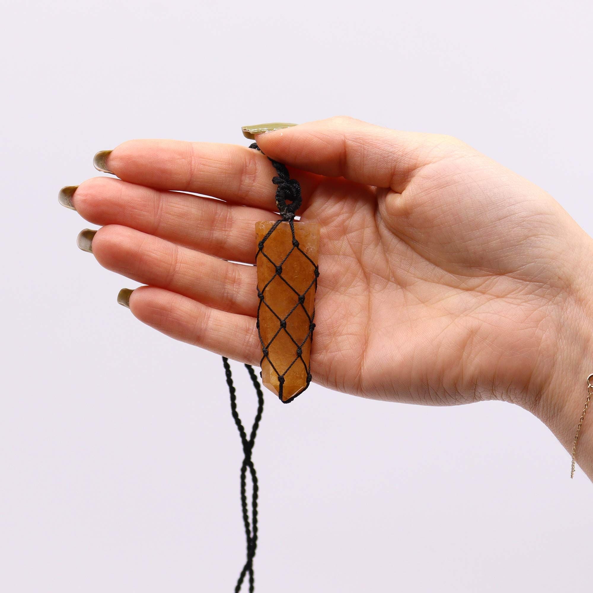 Pendentif Pointe Plate Macramé – Quartz Doré