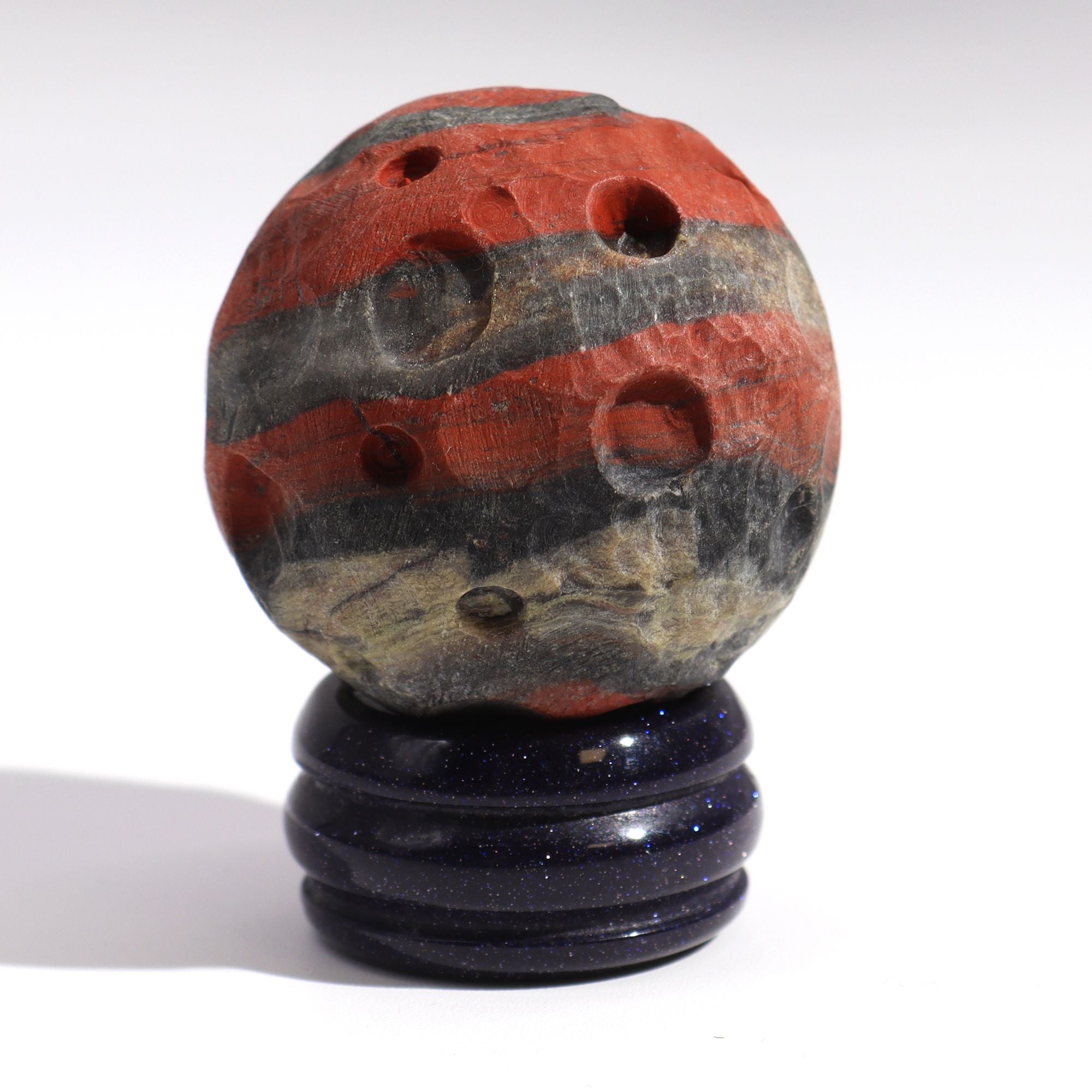 Sphère Jaspe Rouge – Planète Mars – Sur Socle Solis Goldstone – 40 mm