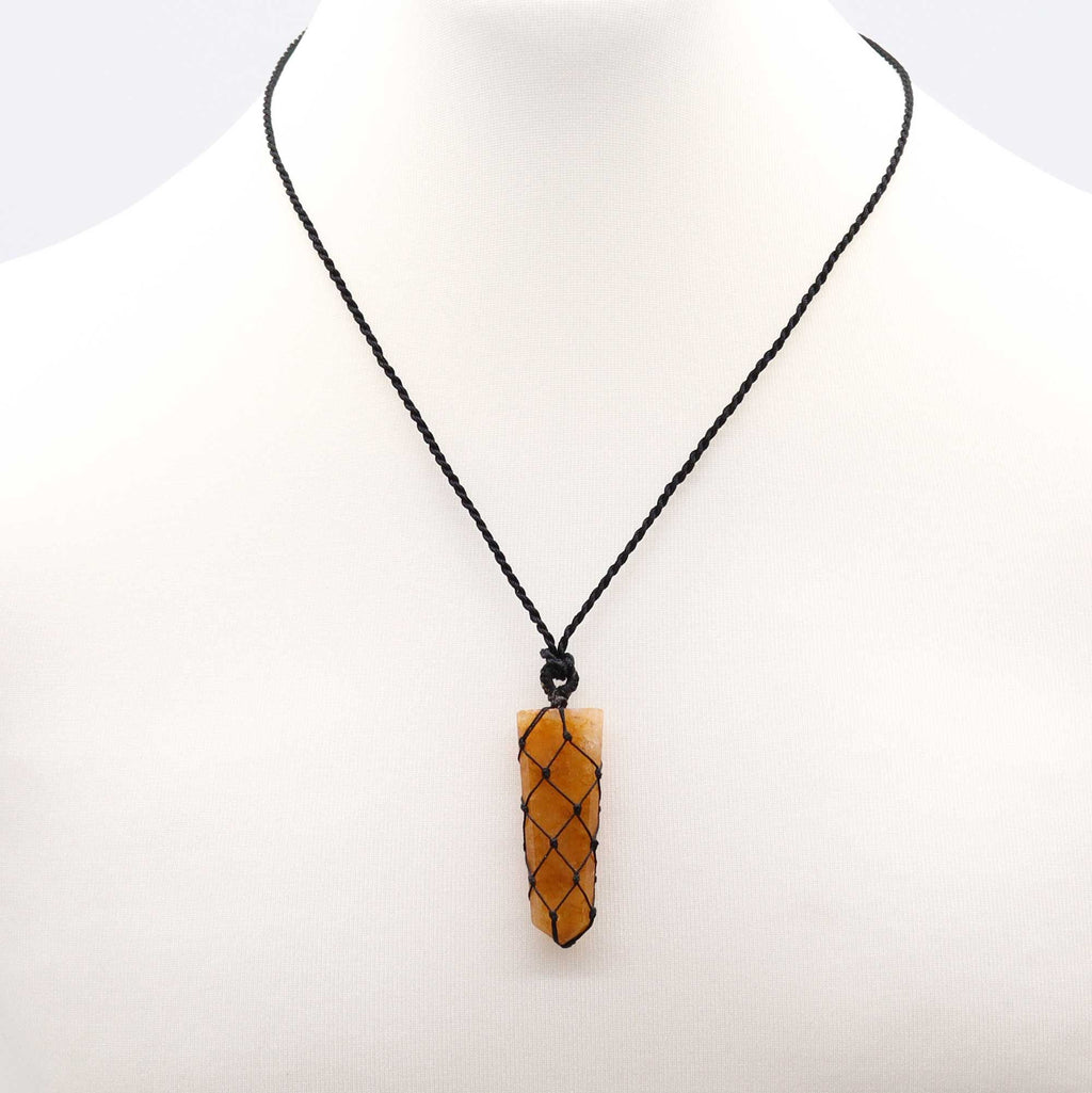Pendentif Pointe Plate Macramé – Quartz Doré