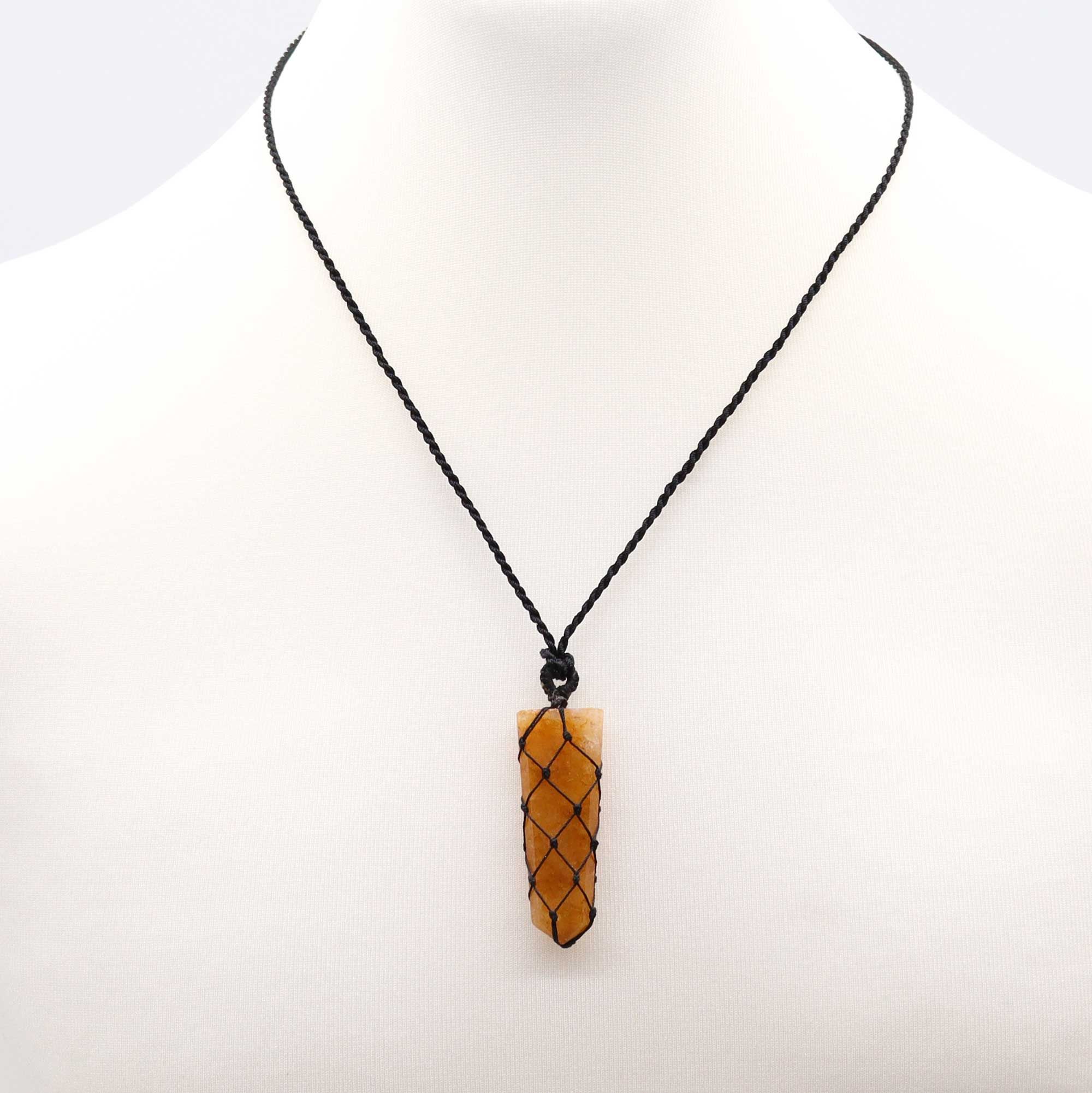 Pendentif Pointe Plate Macramé – Quartz Doré