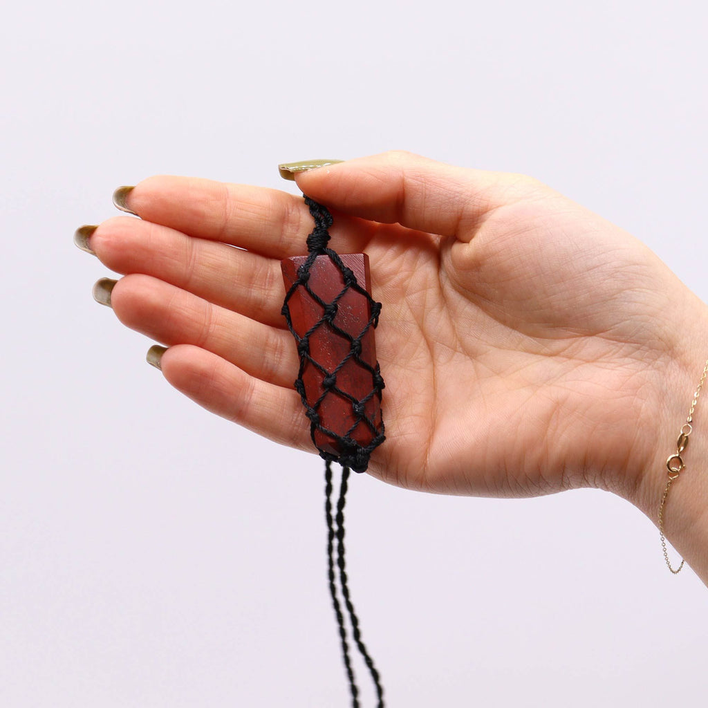 Pendentif Pointe Plate Macramé – Jaspe Rouge