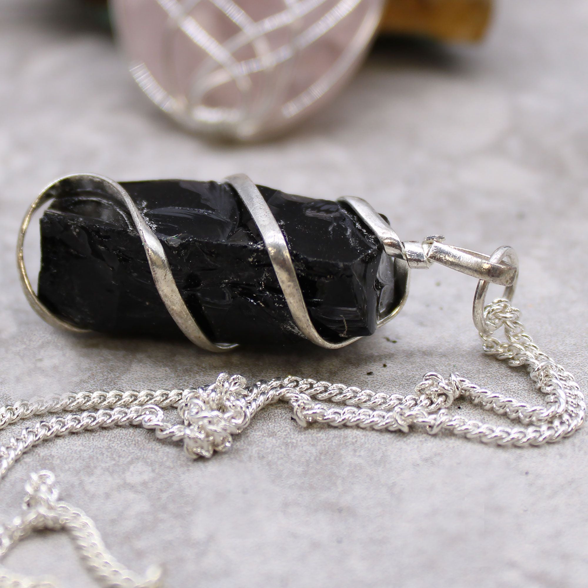 Collier Cascade en Pierre Naturelle – Onyx Noir Brut