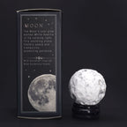 Planète en Howlite Blanche – Lune – 40 mm sur Support Goldstone