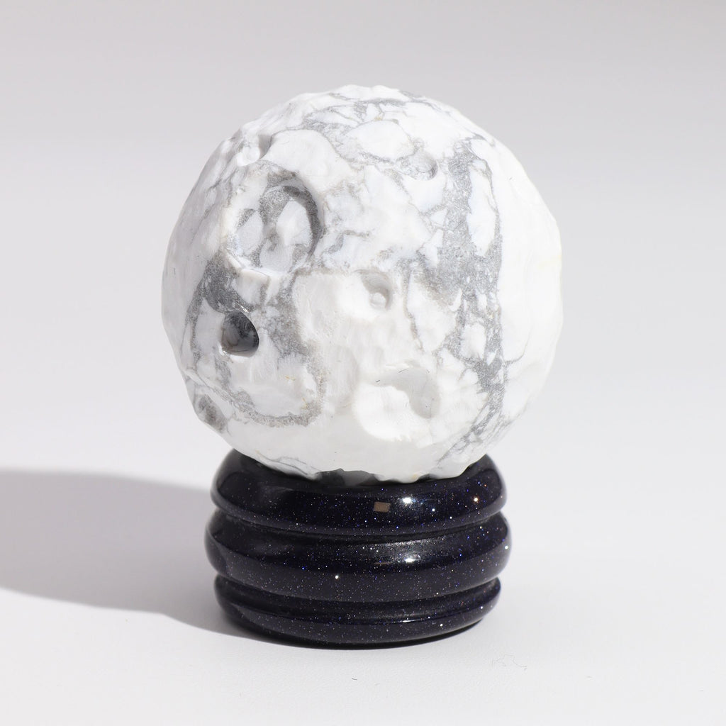 Planète en Howlite Blanche – Lune – 40 mm sur Support Goldstone