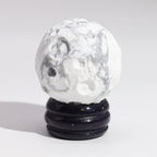 Planète en Howlite Blanche – Lune – 40 mm sur Support Goldstone
