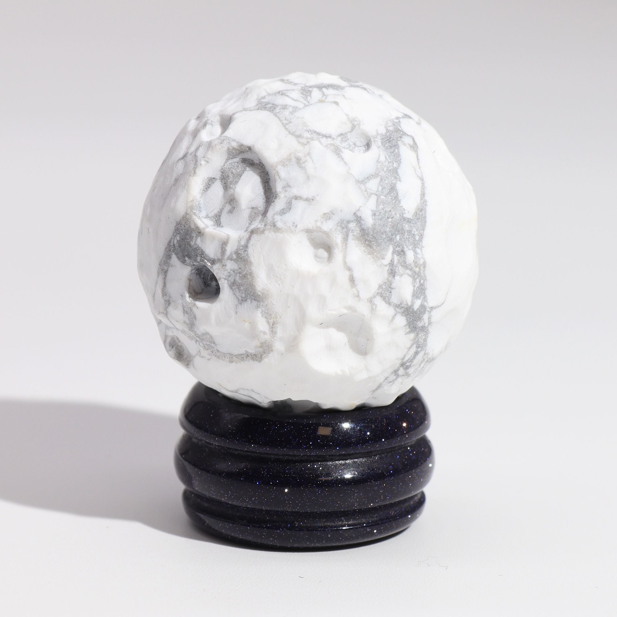 Planète en Howlite Blanche – Lune – 40 mm sur Support Goldstone