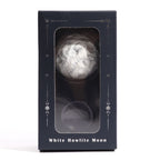 Planète en Howlite Blanche – Lune – 40 mm sur Support Goldstone