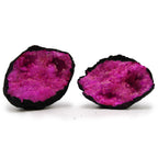Géode de Calcite Colorée – Roche Noire & Rouge Profond