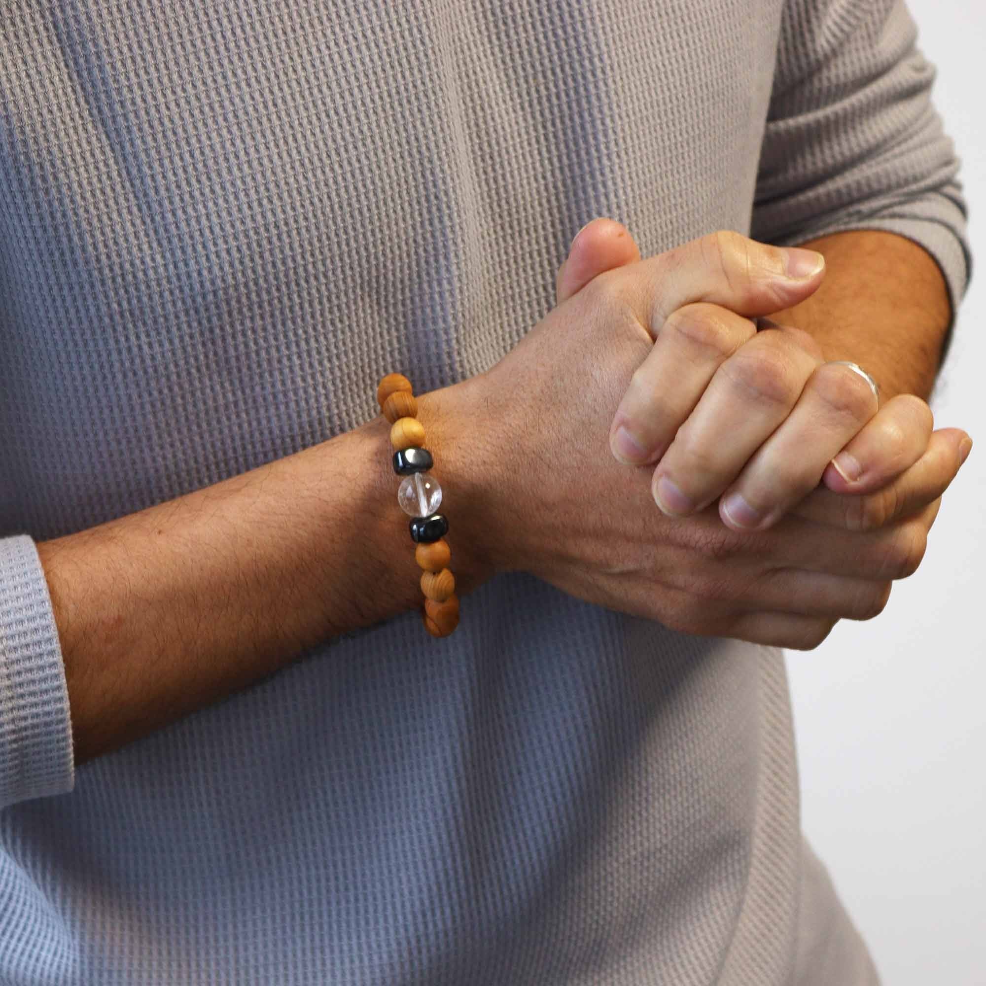 Bracelet Jonc en Bois de Cèdre – Chakra Couronne – Quartz Blanc