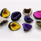 Géode de Calcite Colorée – Roche Noire & Violet