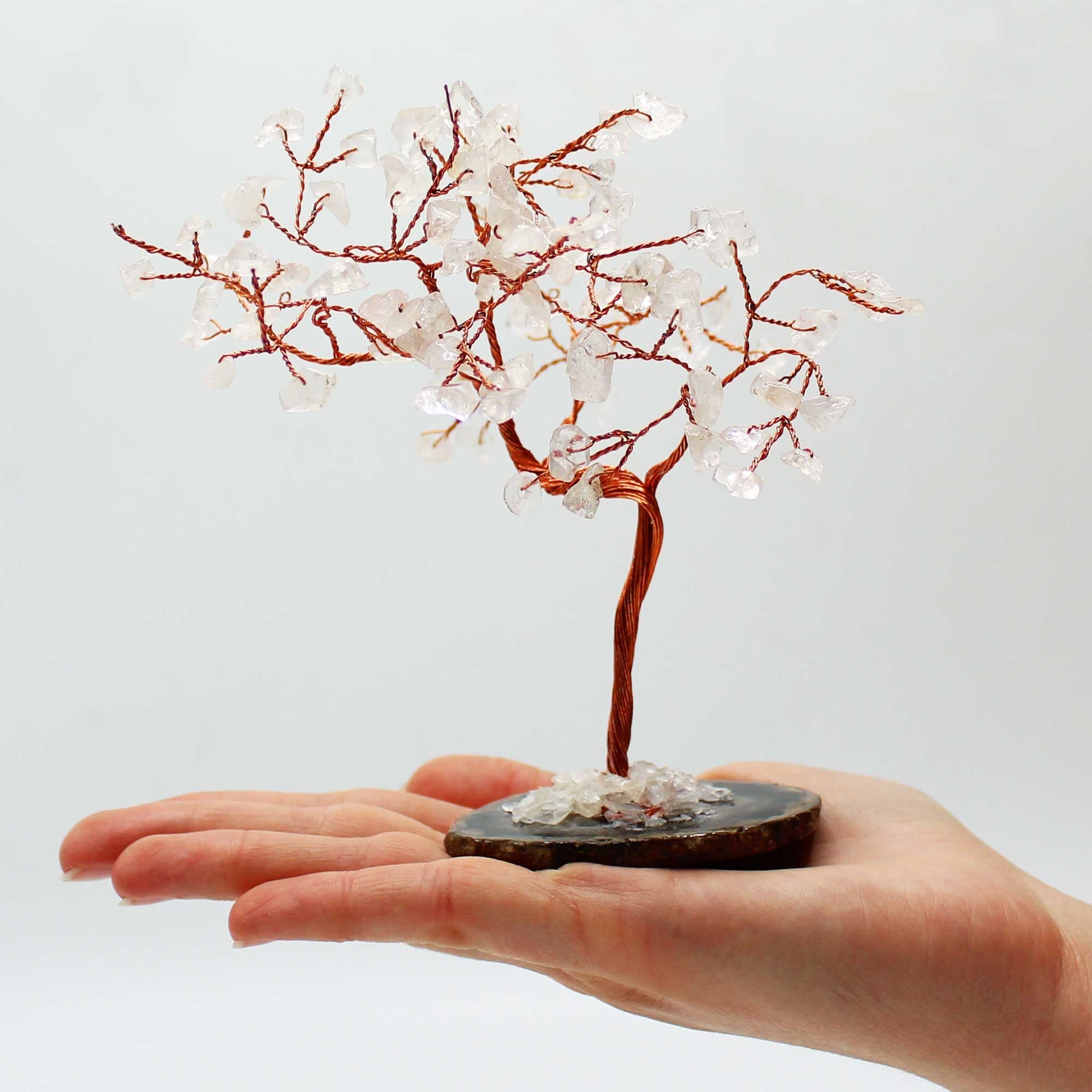 Grand Arbre de Gemmes – Cristal de Roche sur base en Agate Noire – 100 Pierres