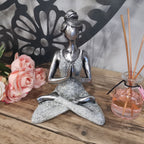 Figurine Déesse Yoga – Argent & Blanc – 24 cm