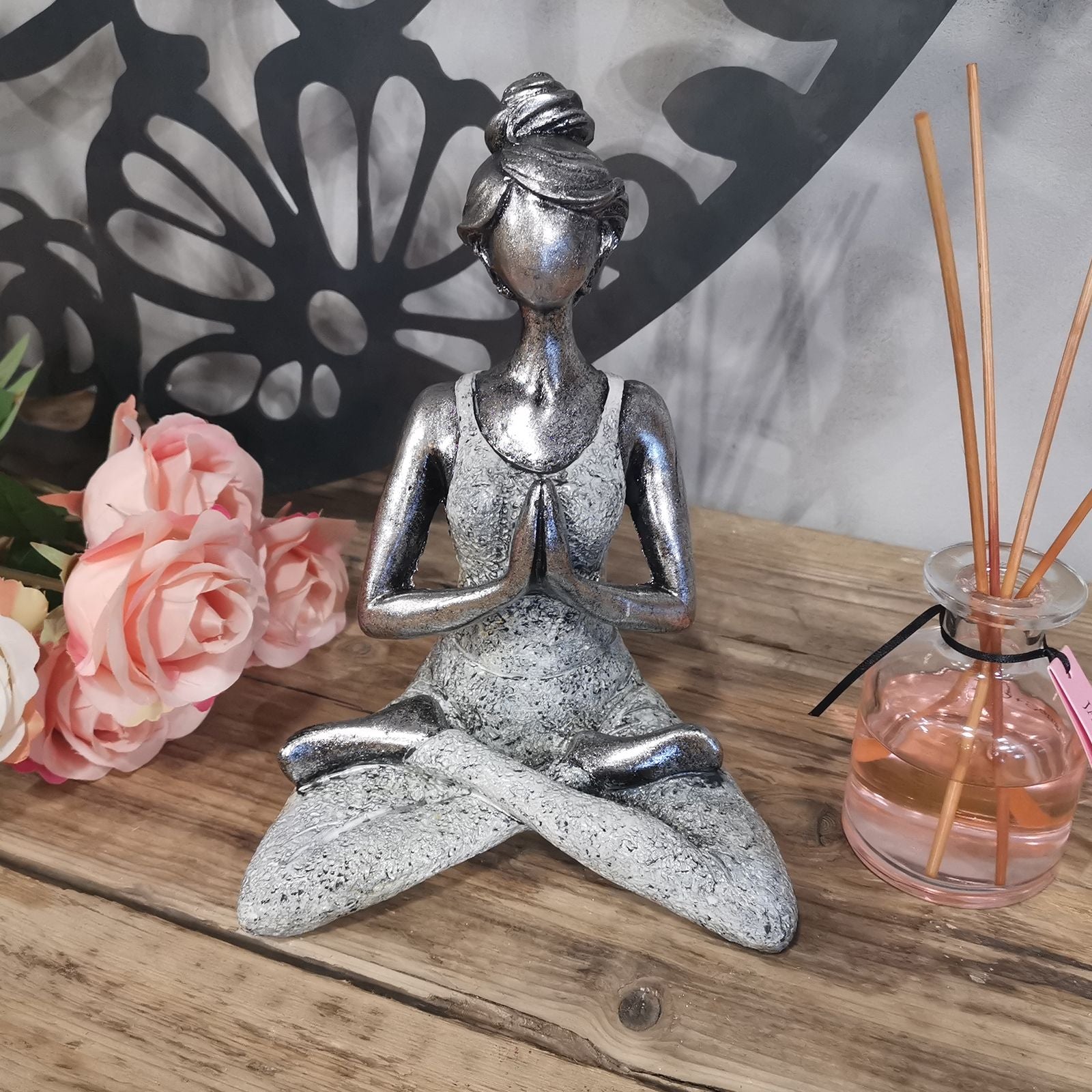 Figurine Déesse Yoga – Argent & Blanc – 24 cm