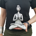 Figurine Déesse Yoga – Argent & Blanc – 24 cm