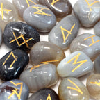 Jeu de Runes en Pierre – Agate Grise – avec Pochette