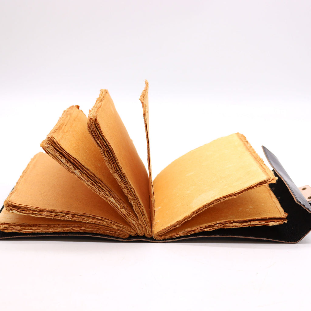 Livre des Ombres en Cuir – 200 pages Deckle – 15×21 cm