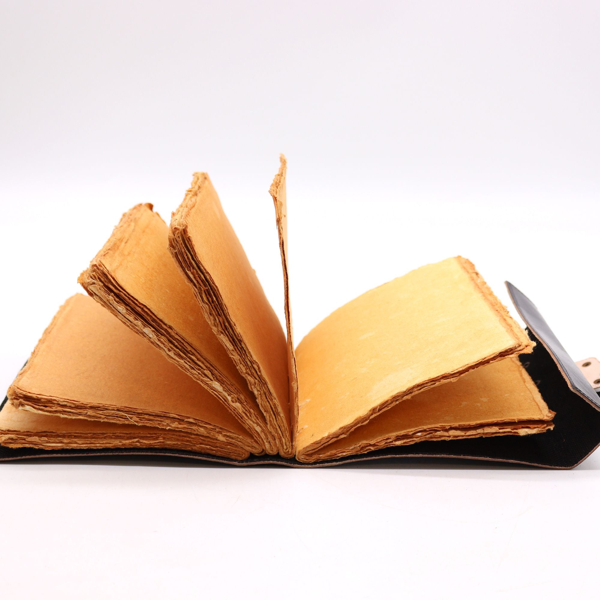 Livre des Ombres en Cuir – 200 pages Deckle – 15×21 cm