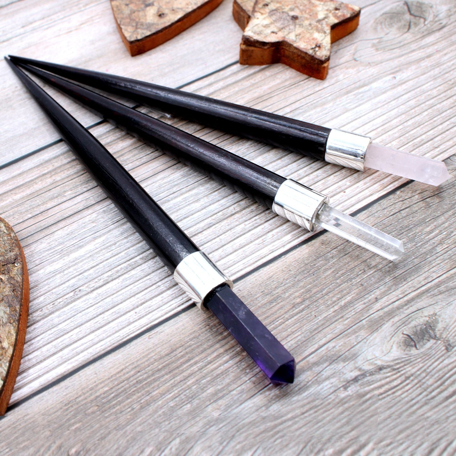 Baguette de Soin Trois Pierres – Quartz Rose, Cristal de Roche, Améthyste