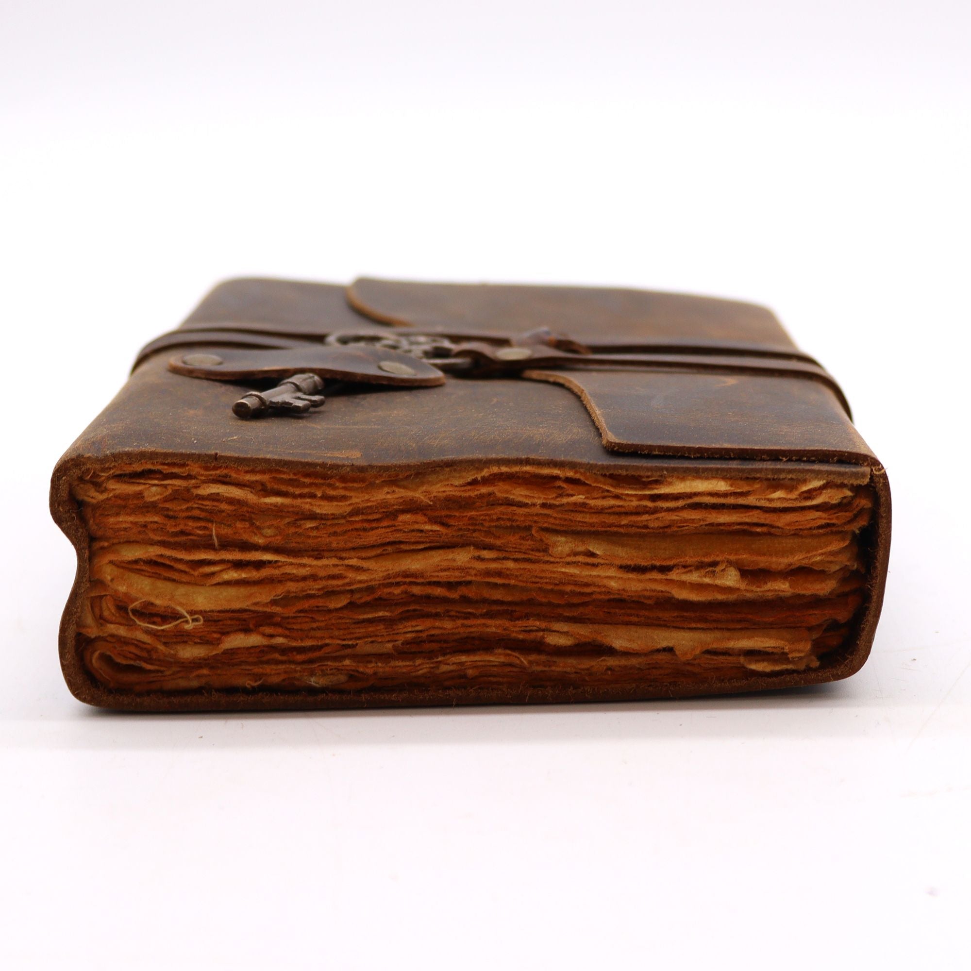 Carnet en Cuir Huilé avec Clé Décorative – 200 pages Deckle – 13×18 cm
