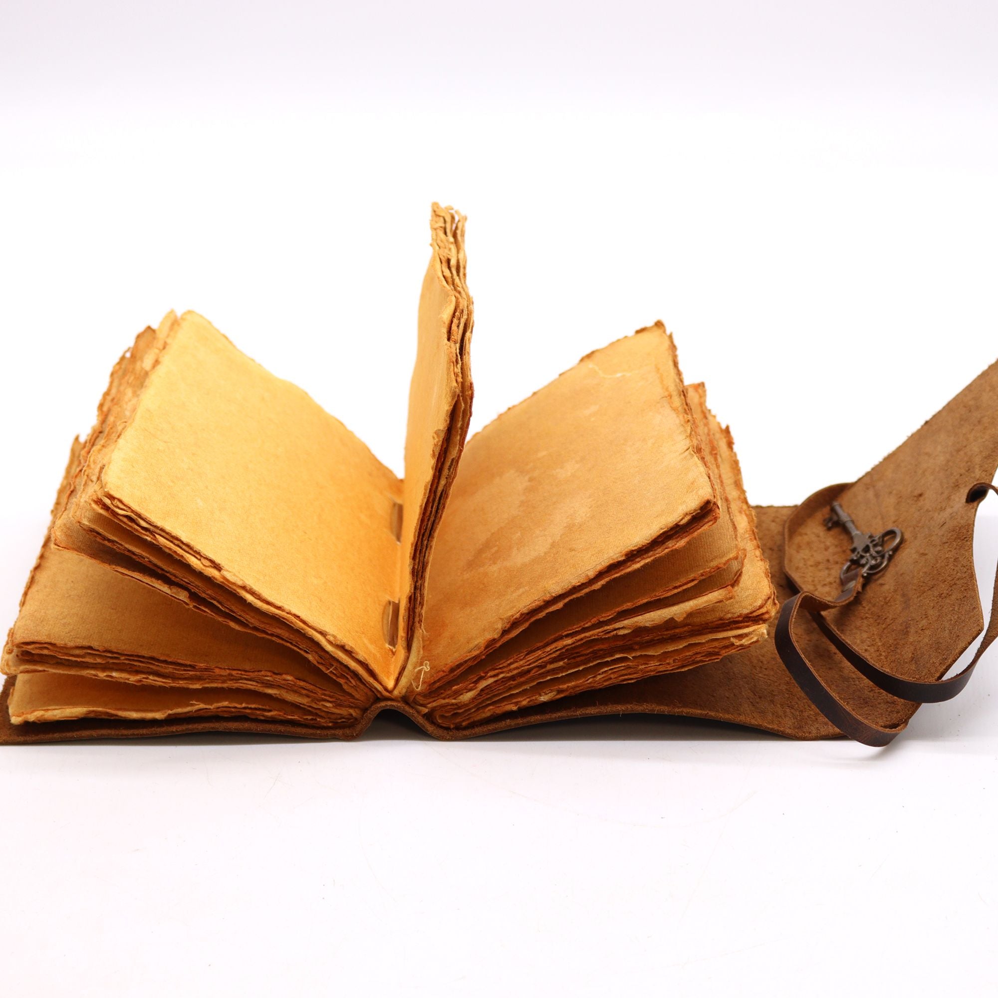 Carnet en Cuir Huilé avec Clé Décorative – 200 pages Deckle – 13×18 cm