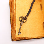 Carnet en Cuir Huilé avec Clé Décorative – 200 pages Deckle – 13×18 cm