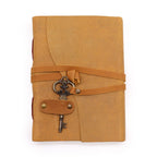 Carnet en Cuir Tan Huilé avec Clé Décorative – 200 pages – 13×18 cm