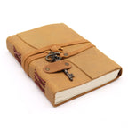 Carnet en Cuir Tan Huilé avec Clé Décorative – 200 pages – 13×18 cm
