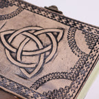 Carnet Ésotérique en Cuir – Triquetra dans un Cercle – Rouge & Brun – 200 pages