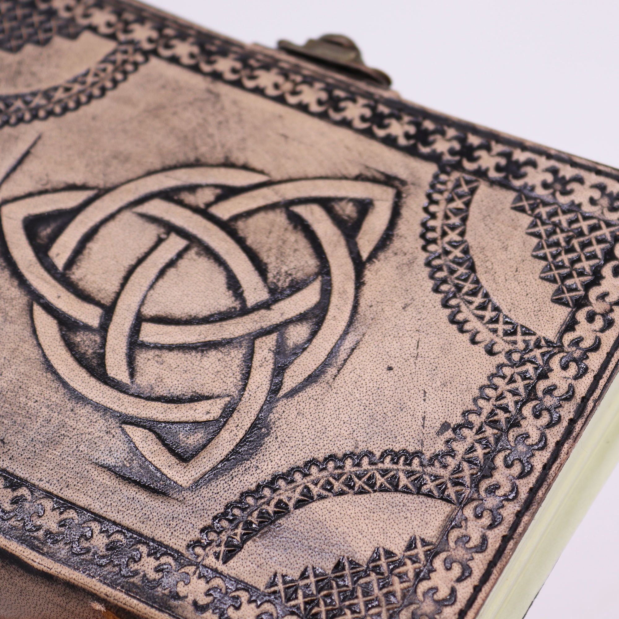 Carnet Ésotérique en Cuir – Triquetra dans un Cercle – Rouge & Brun – 200 pages