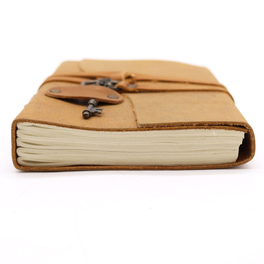 Carnet en Cuir Tan Huilé avec Clé Décorative – 200 pages – 13×18 cm