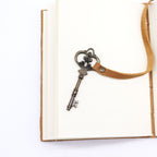Carnet en Cuir Tan Huilé avec Clé Décorative – 200 pages – 13×18 cm