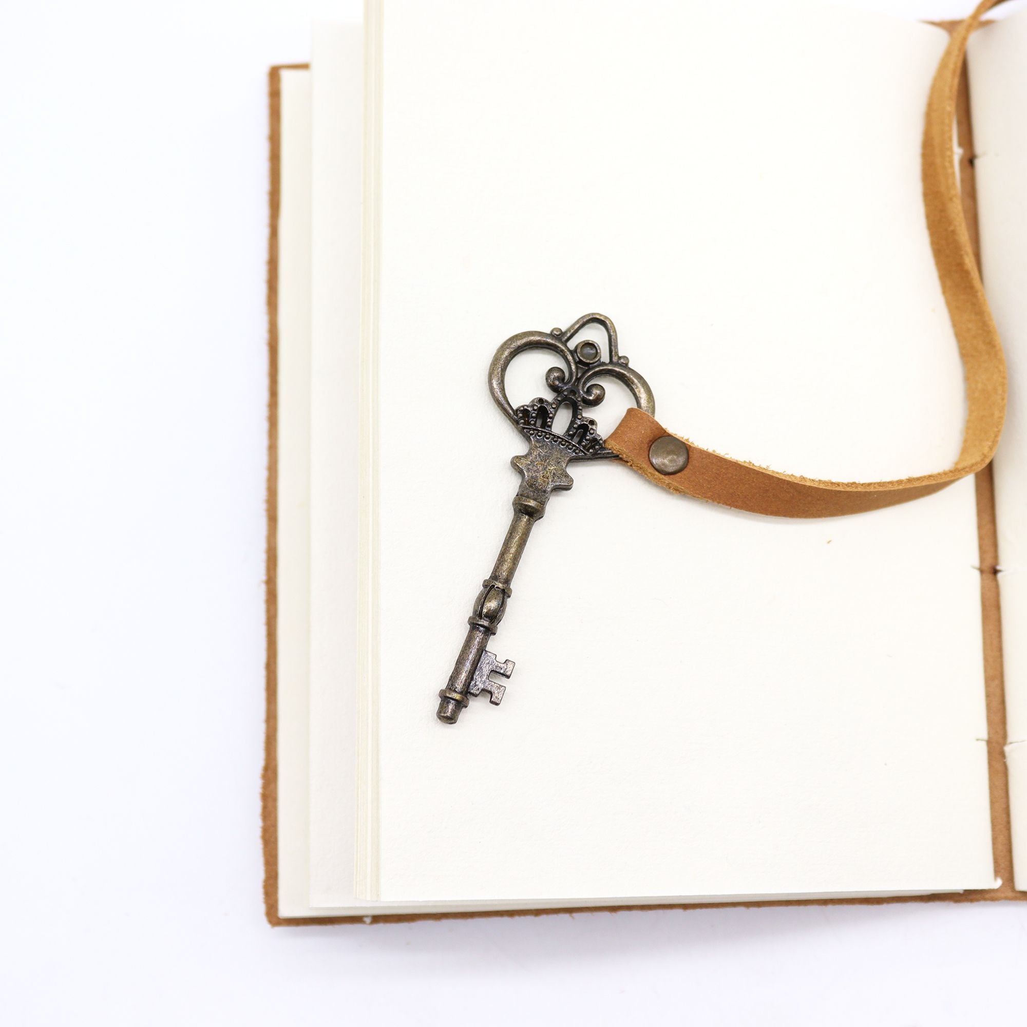 Carnet en Cuir Tan Huilé avec Clé Décorative – 200 pages – 13×18 cm