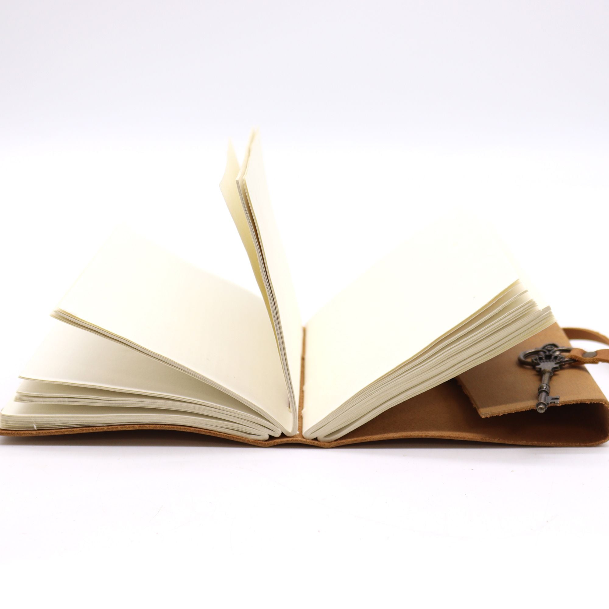 Carnet en Cuir Tan Huilé avec Clé Décorative – 200 pages – 13×18 cm